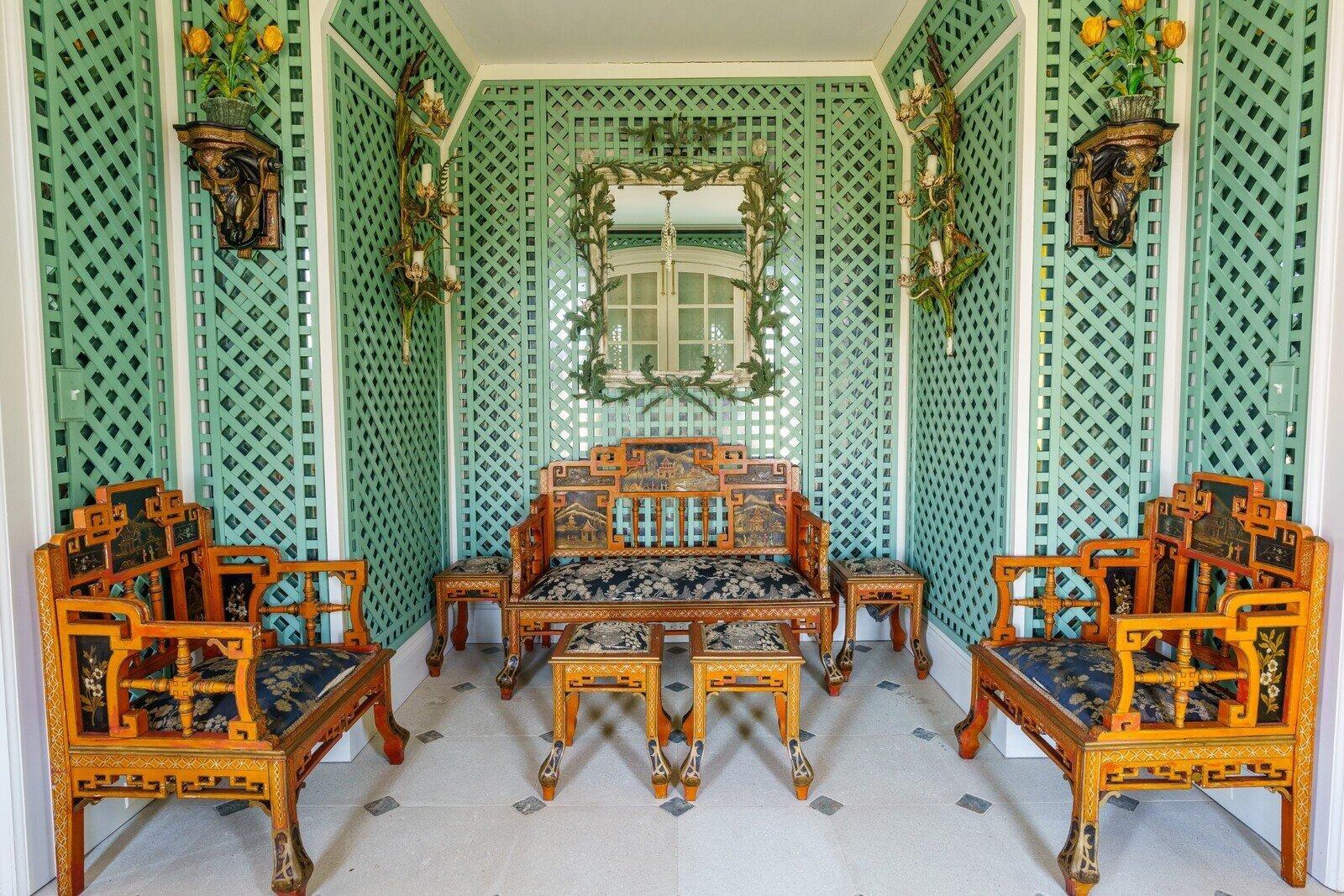 Inizio XX secolo Un divano Chinoiserie dipinto di rosso in vendita