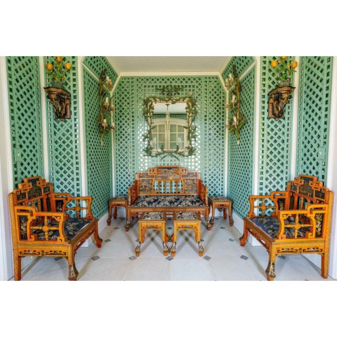 Inizio XX secolo Un divano Chinoiserie dipinto di rosso in vendita