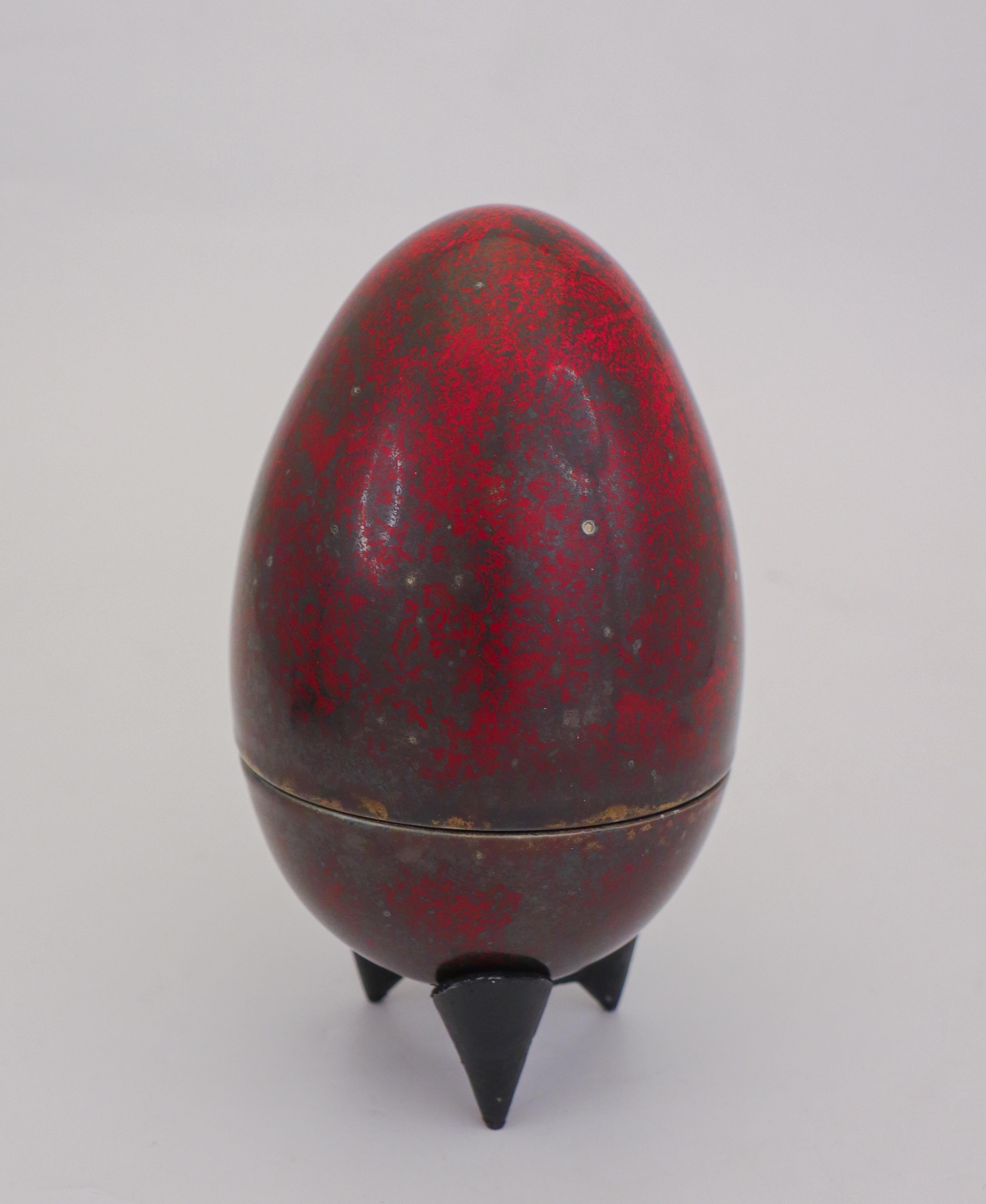 A Red Stoneware Egg Sculpture by Hans Hedberg, Biot, France In Excellent Condition In Stockholm, SE