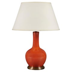 Une lampe monochrome rouge et ambrée