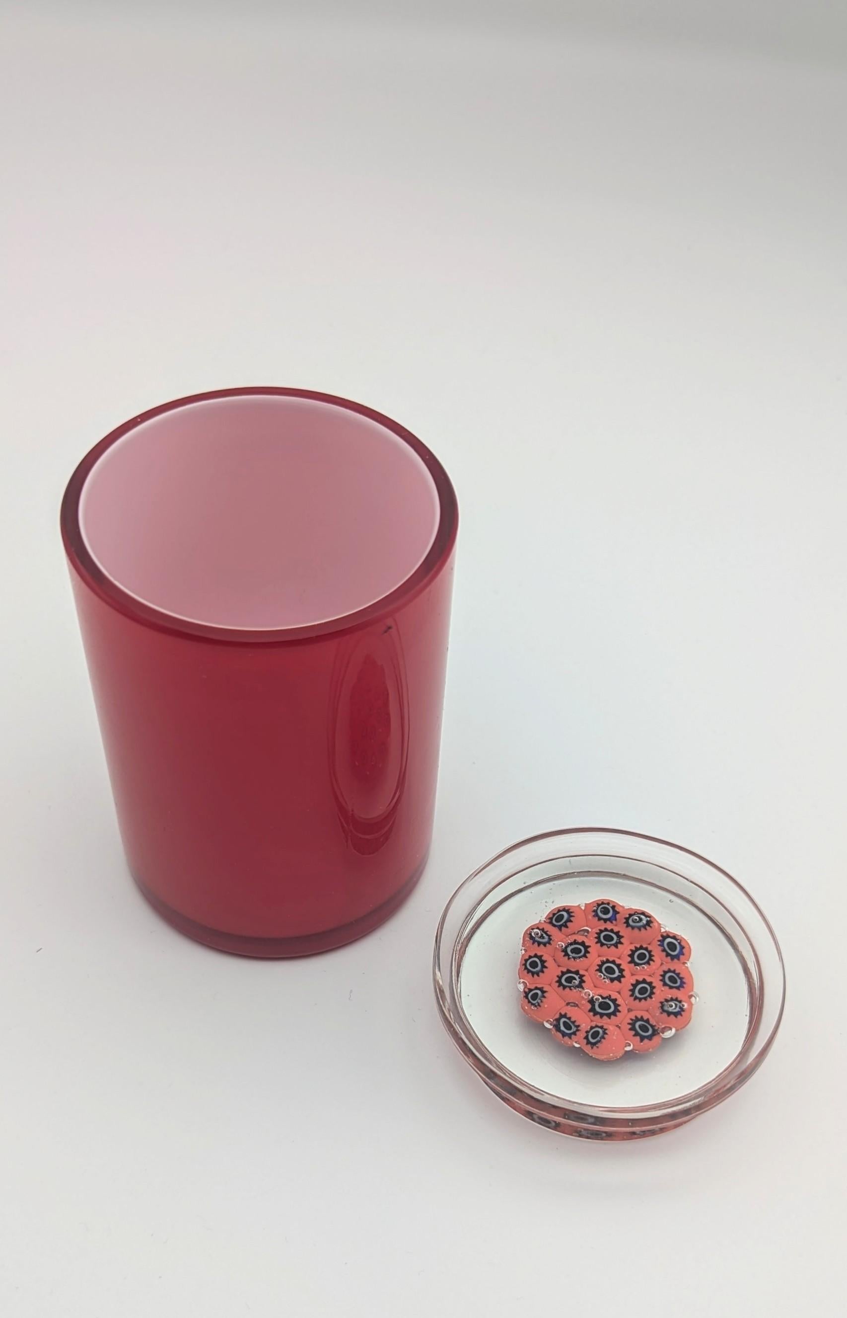 Una caja roja de cristal de Murano Venini con tapa de cristal 
