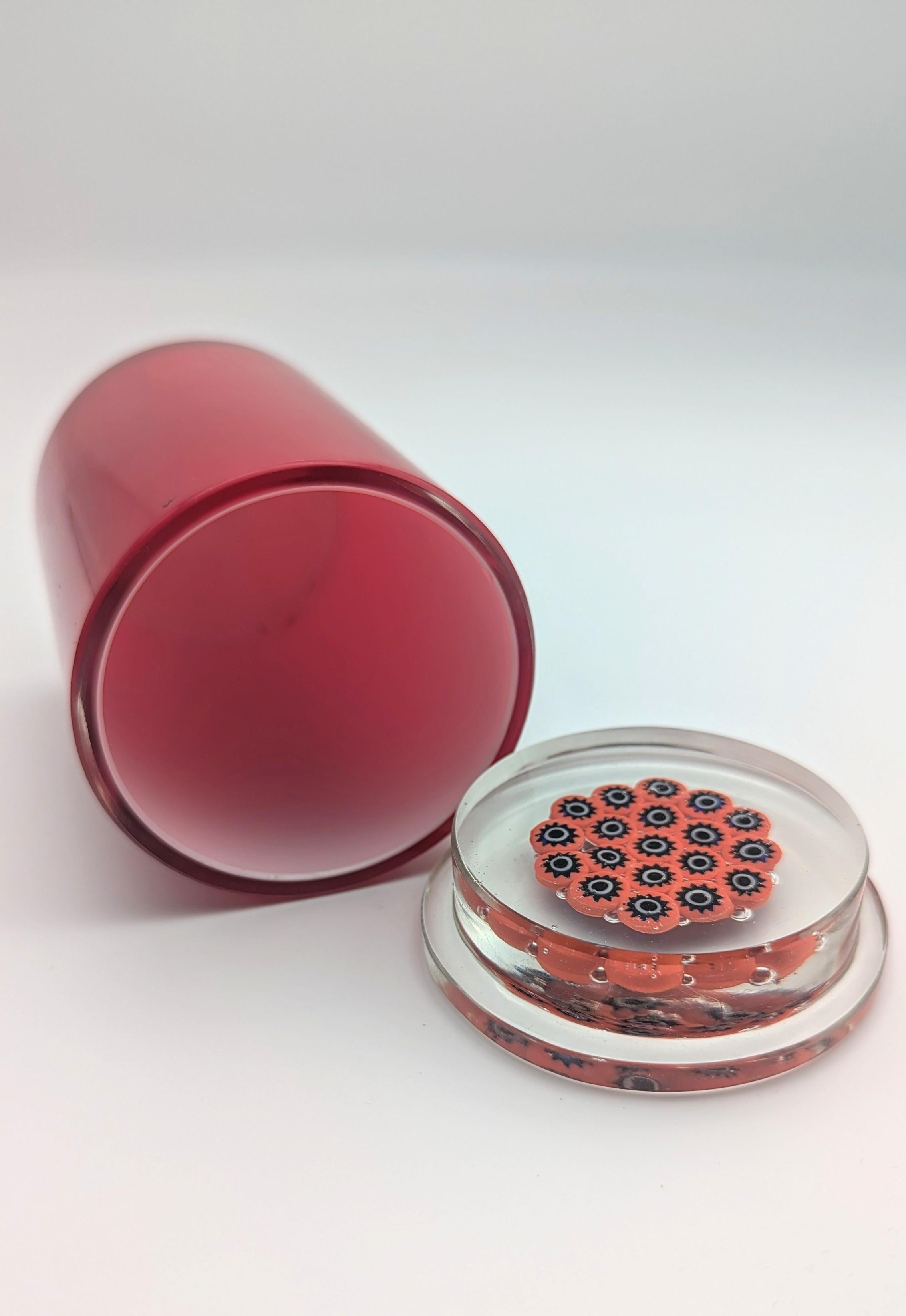 Una caja roja de cristal de Murano Venini con tapa de cristal 