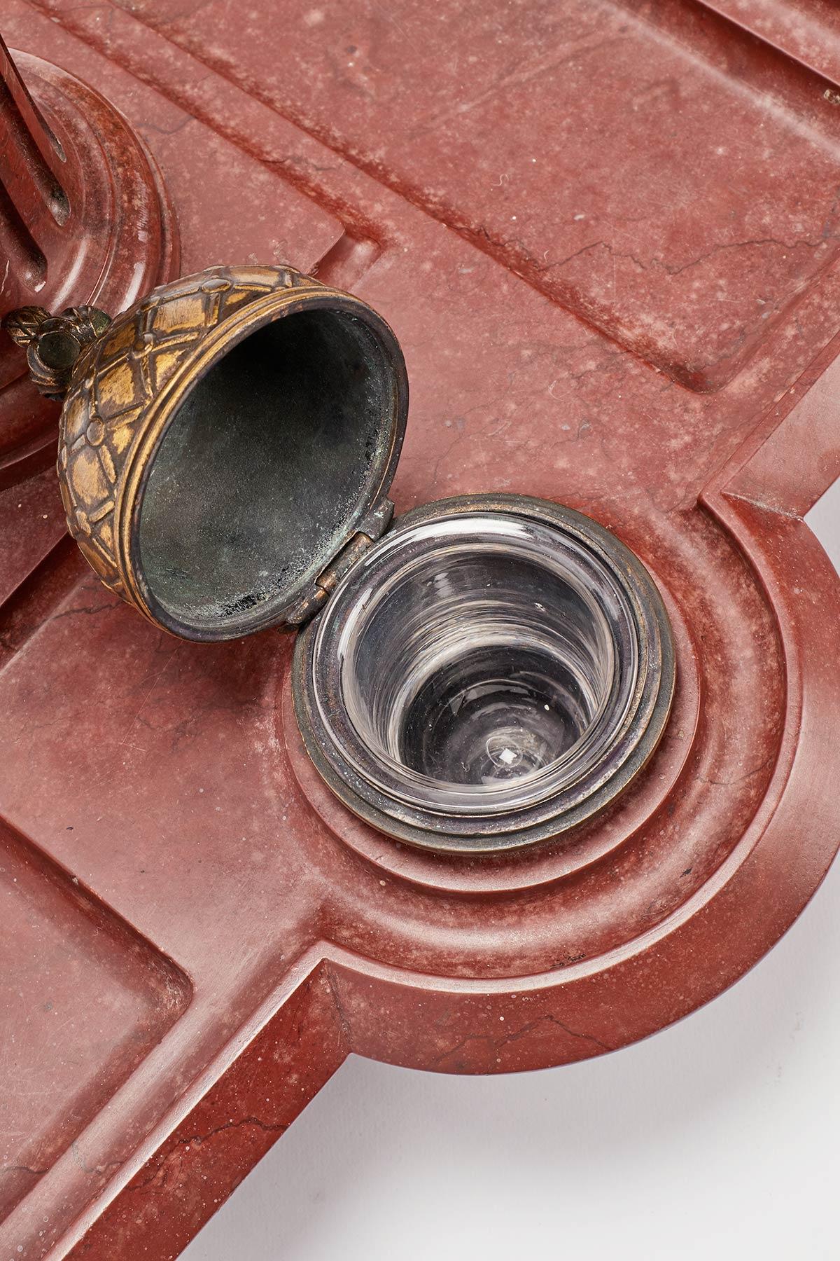 Calamaio in marmo rosso di Verona con al centro una raffinatissima scultura in bronzo a cera persa in stile Neoclassico Grand Tour, raffigurante la testa di Antinoo raffigurato come Dioniso in bronzo dorato. Stile impero. Firmato Barbedienne,