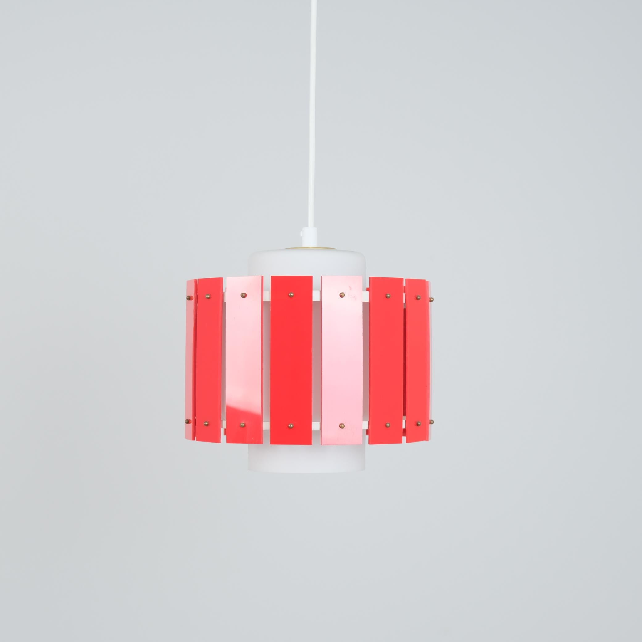 Scandinavo moderno Ciondolo da soffitto rosso e bianco Model K2-47 di Maria Lindeman, Idman 1960 in vendita
