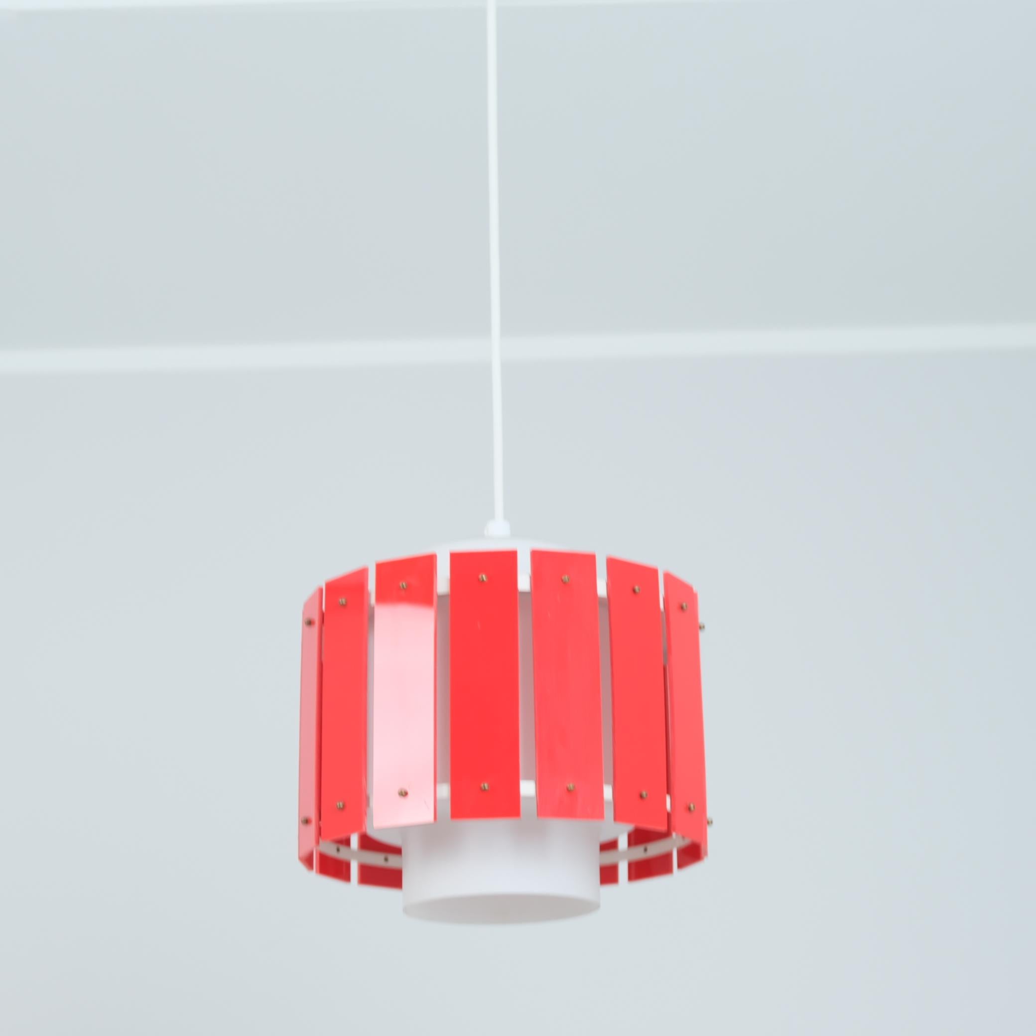Finlandese Ciondolo da soffitto rosso e bianco Model K2-47 di Maria Lindeman, Idman 1960 in vendita