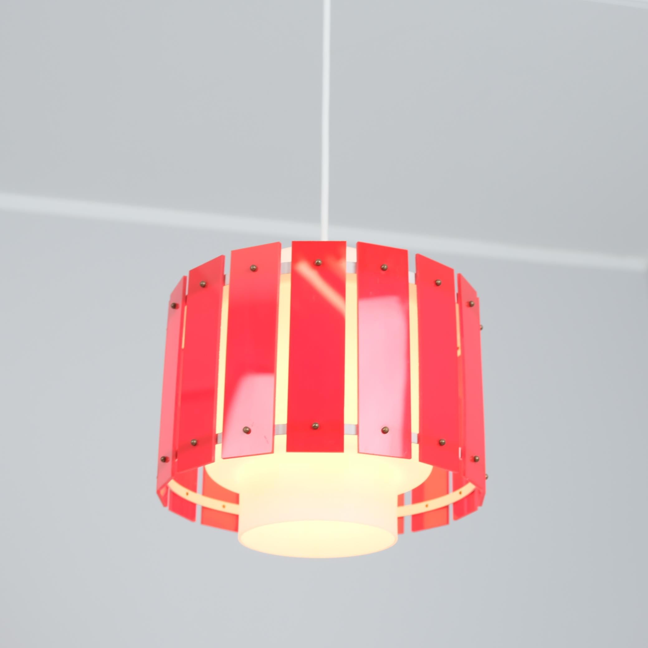 Metà XX secolo Ciondolo da soffitto rosso e bianco Model K2-47 di Maria Lindeman, Idman 1960 in vendita