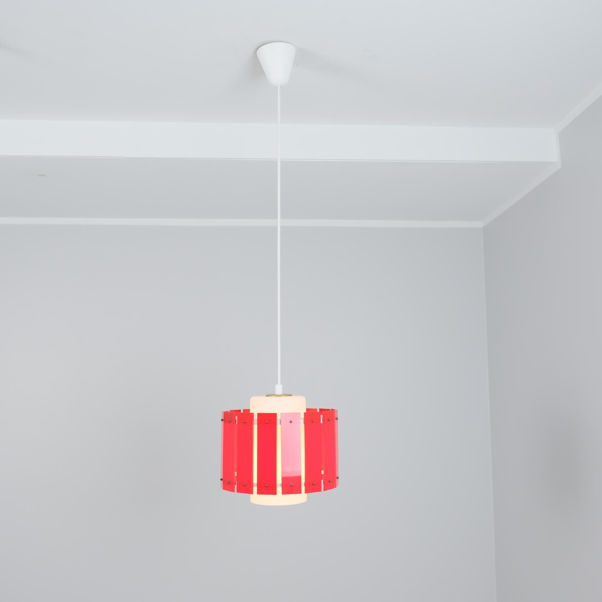 Vetro Ciondolo da soffitto rosso e bianco Model K2-47 di Maria Lindeman, Idman 1960 in vendita