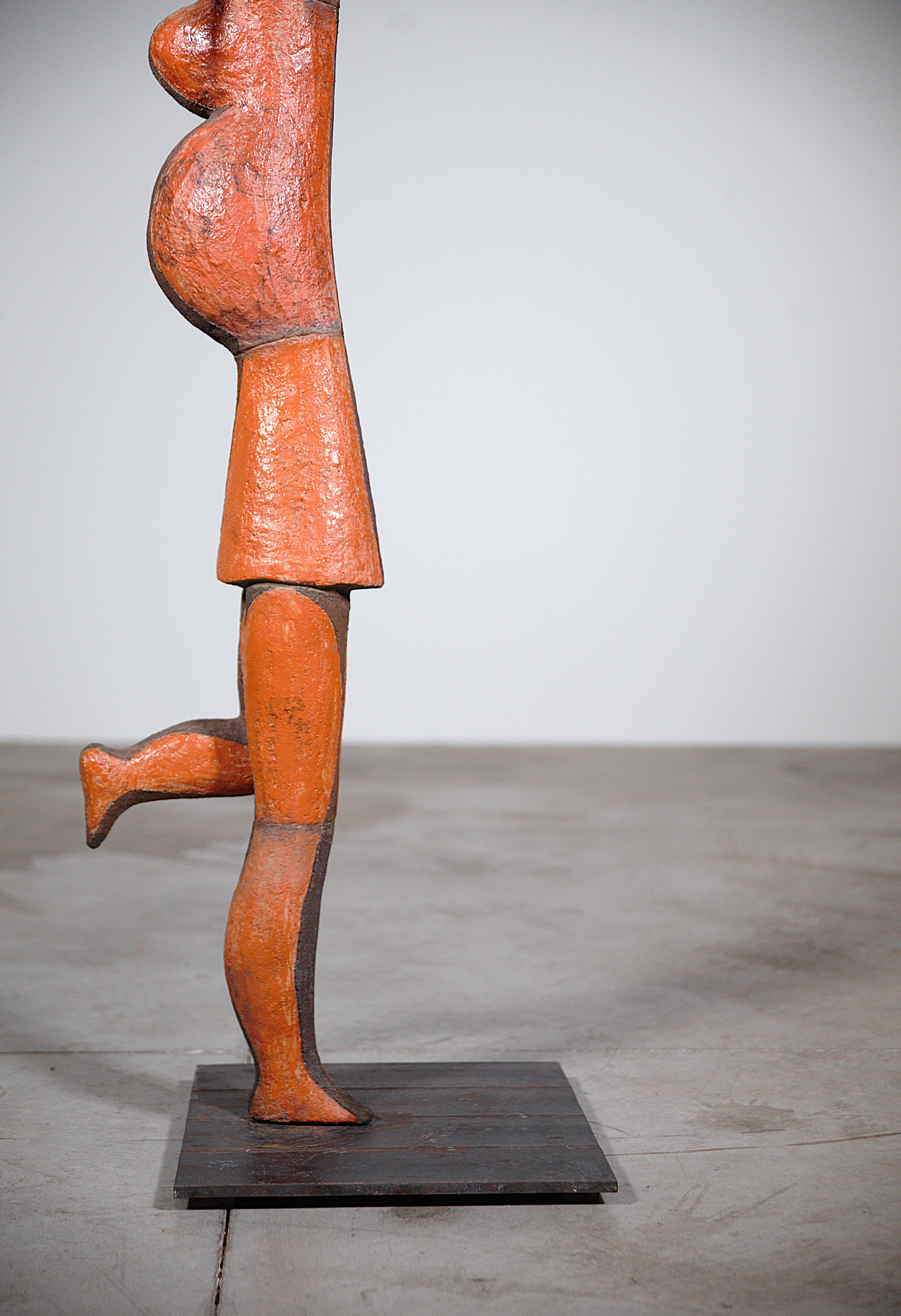 Smaltato Una scultura in ceramica di donna rossa di Roger Capron Vallauris Francia anni 2000 in vendita