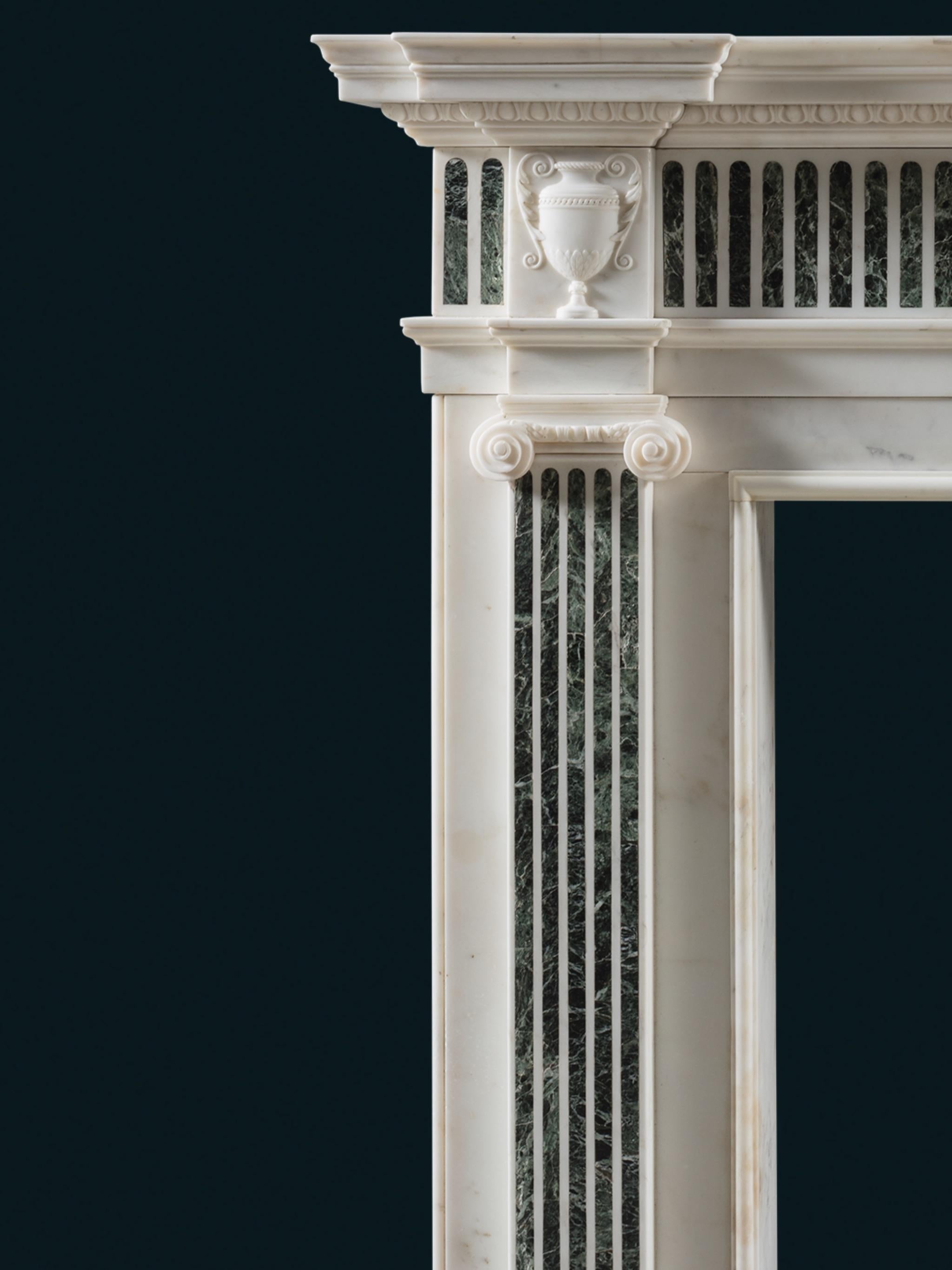 Une cheminée néoclassique très raffinée datant des années 1780, en marbre statuaire blanc avec des incrustations de Tinos de la plus haute qualité. Exquise cheminée de la fin du XVIIIe siècle, conçue par Robert Adams. La tablette moulurée de la