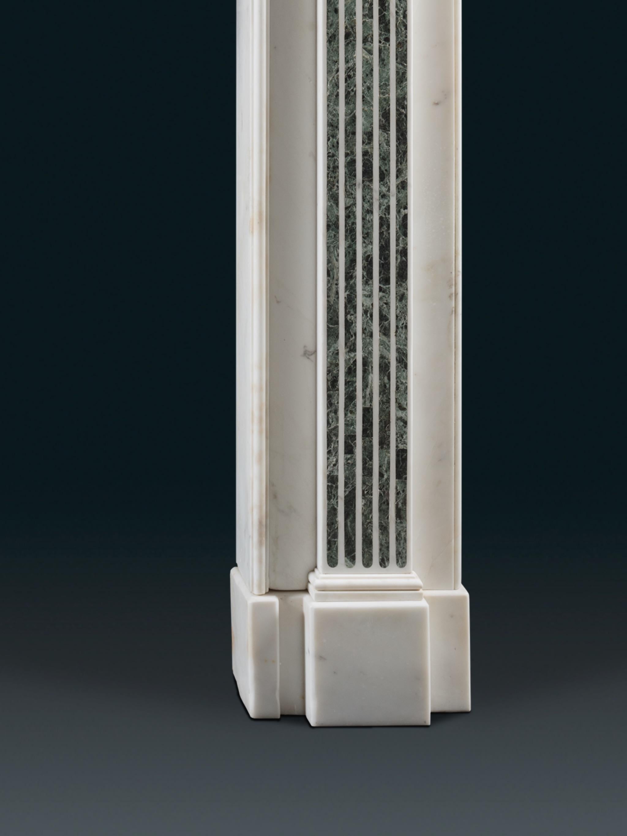 Néoclassique Cheminée néoclassique raffinée des années 1780 en marbre statuaire avec incrustations de Tinos en vente