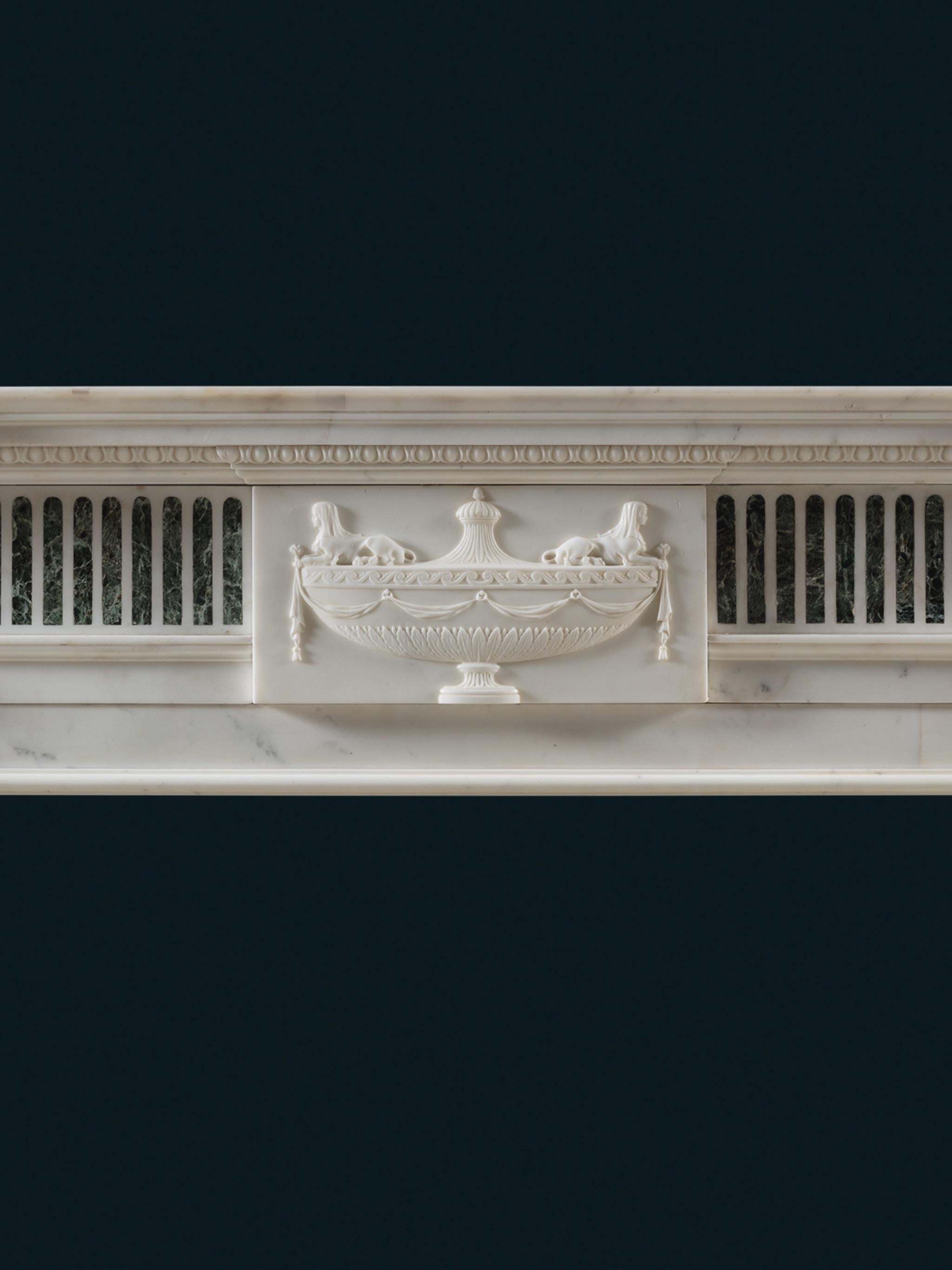 Sculpté Cheminée néoclassique raffinée des années 1780 en marbre statuaire avec incrustations de Tinos en vente