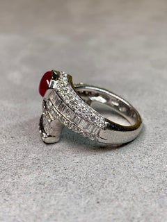 Une bague de contournement contemporaine raffinée en or blanc 18 carats, centrée par des
