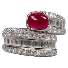 Une bague de contournement contemporaine raffinée en or blanc 18 carats, centrée par des