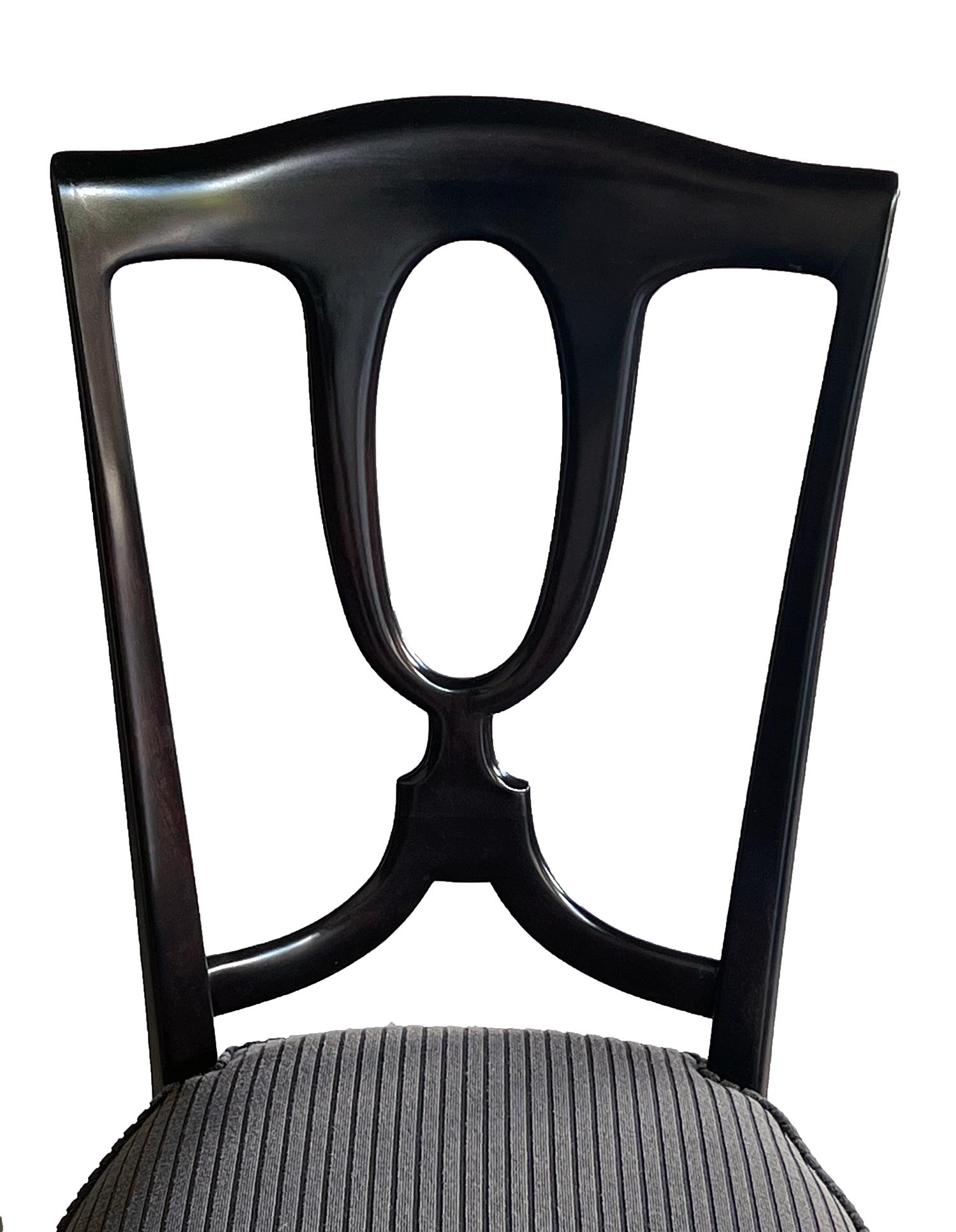 Mid-Century Modern Paire de chaises de bureau italiennes raffinées des années 1950 en laque noire  en vente