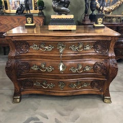 une commode en tombeau de la Régence provinciale