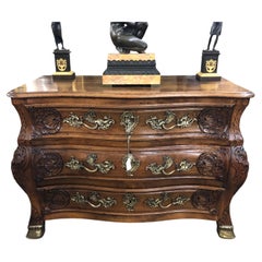 une commode en tombeau de la Régence provinciale