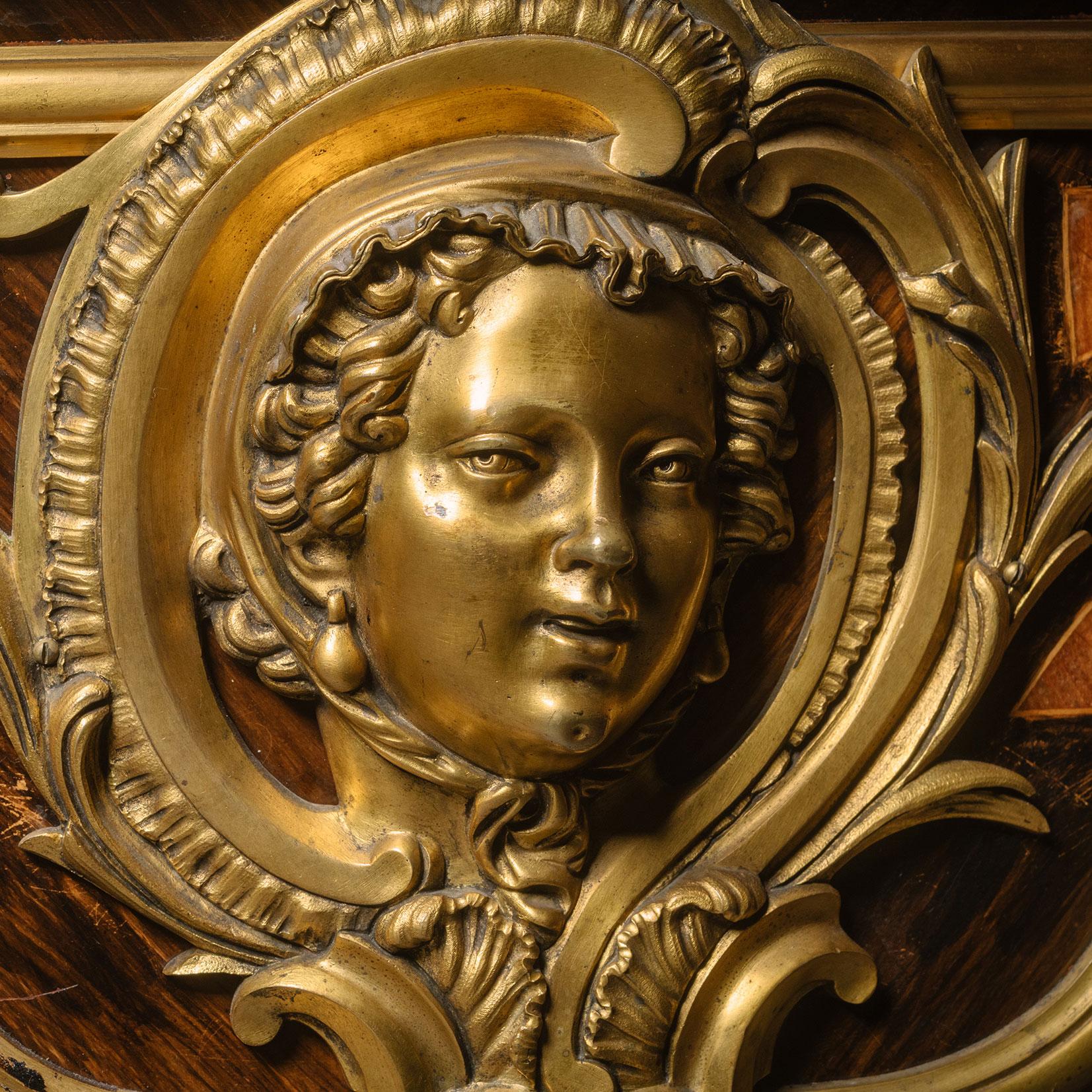 Doré Bureau Plat de style Régence d'après le modèle de Charles Cressent en vente