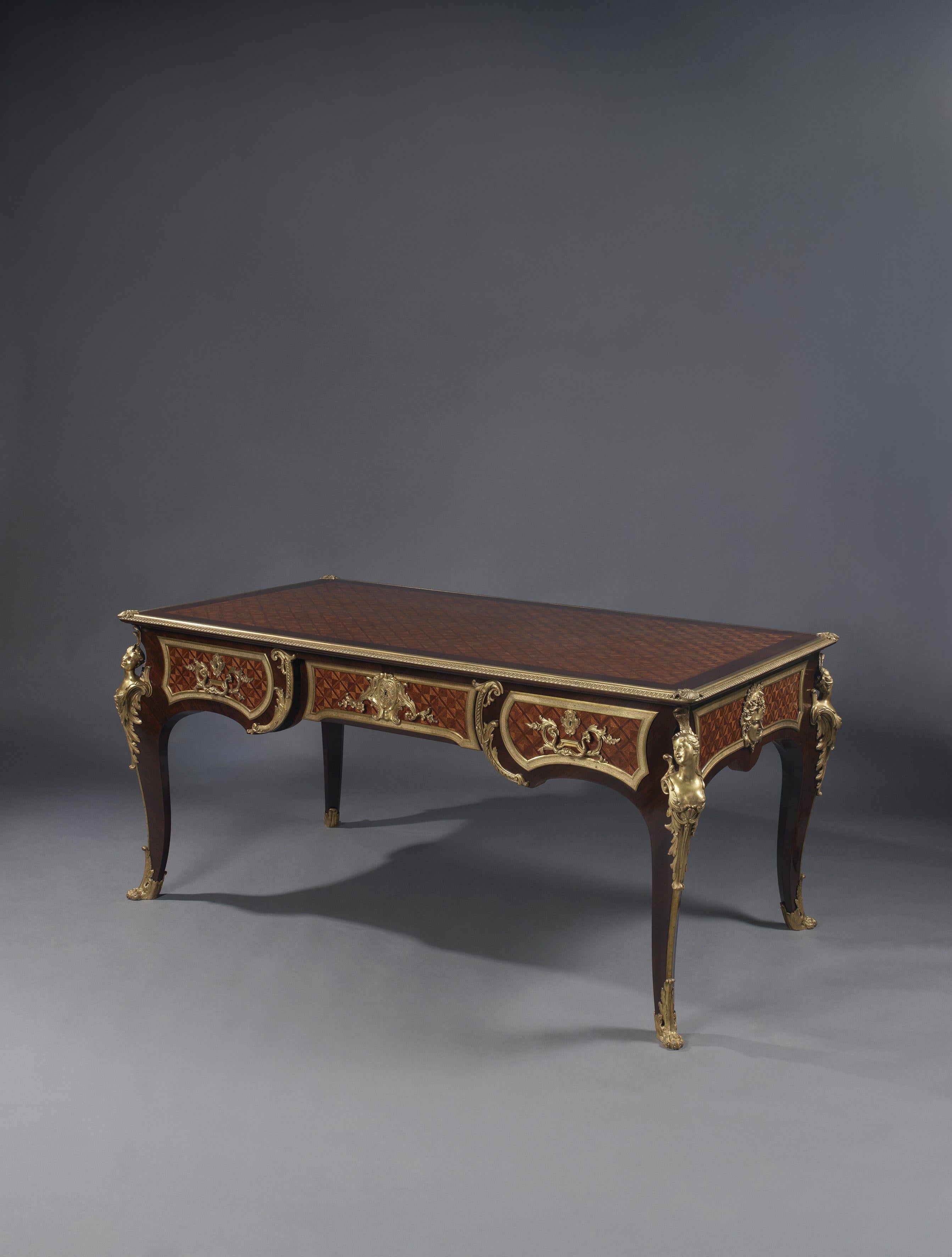 Eine prächtige vergoldete Bronze montiert Trellis Parkett Bureau Plat von François Linke im Stil der Regence.

Frankreich, um 1890.

Linke Index Nr. 795. 
Auf der vergoldeten Bronzeeinfassung signiert 'F. Linke