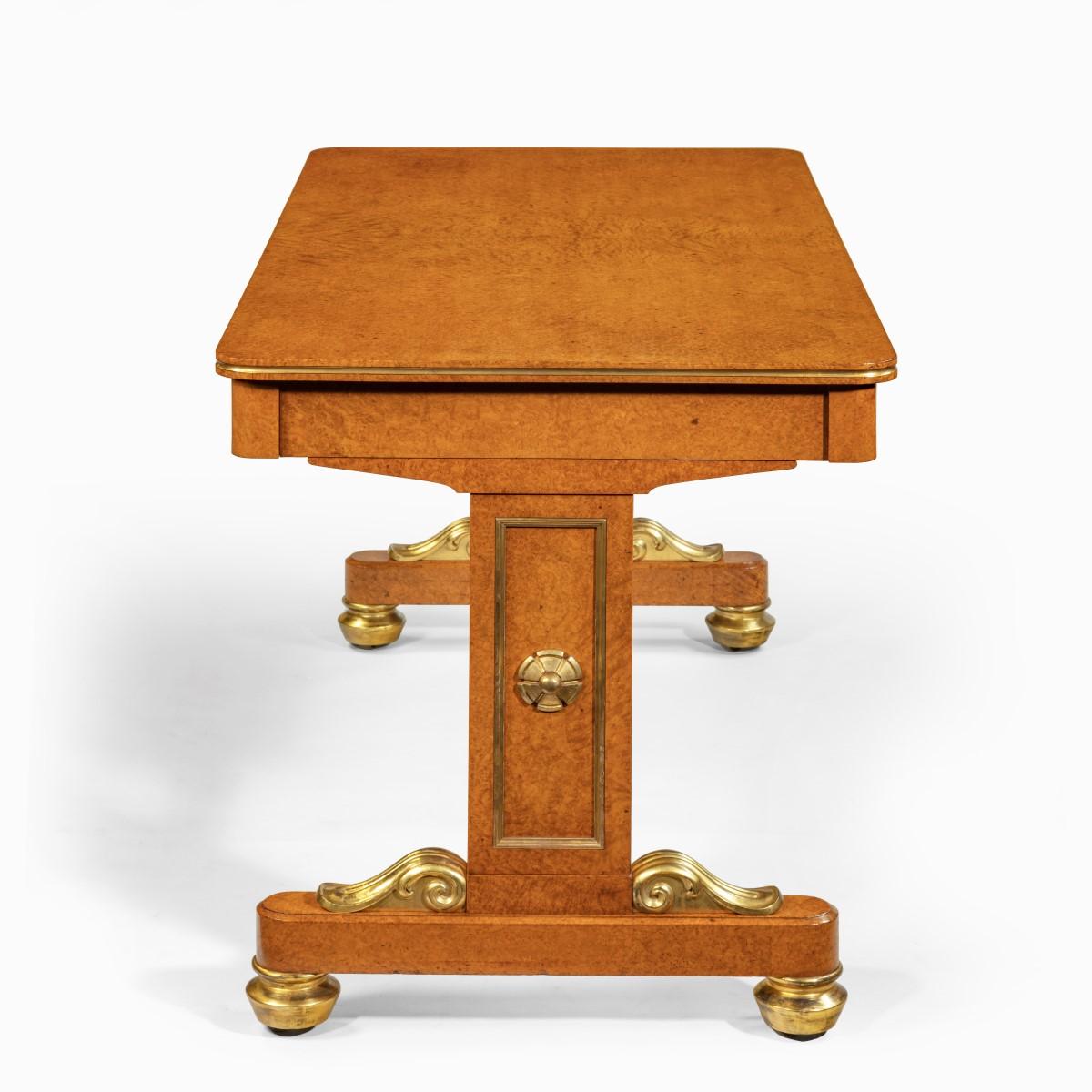 Doré Table de bibliothèque de style Régence en amboyna et doré attribuée à Seddon et Morel en vente