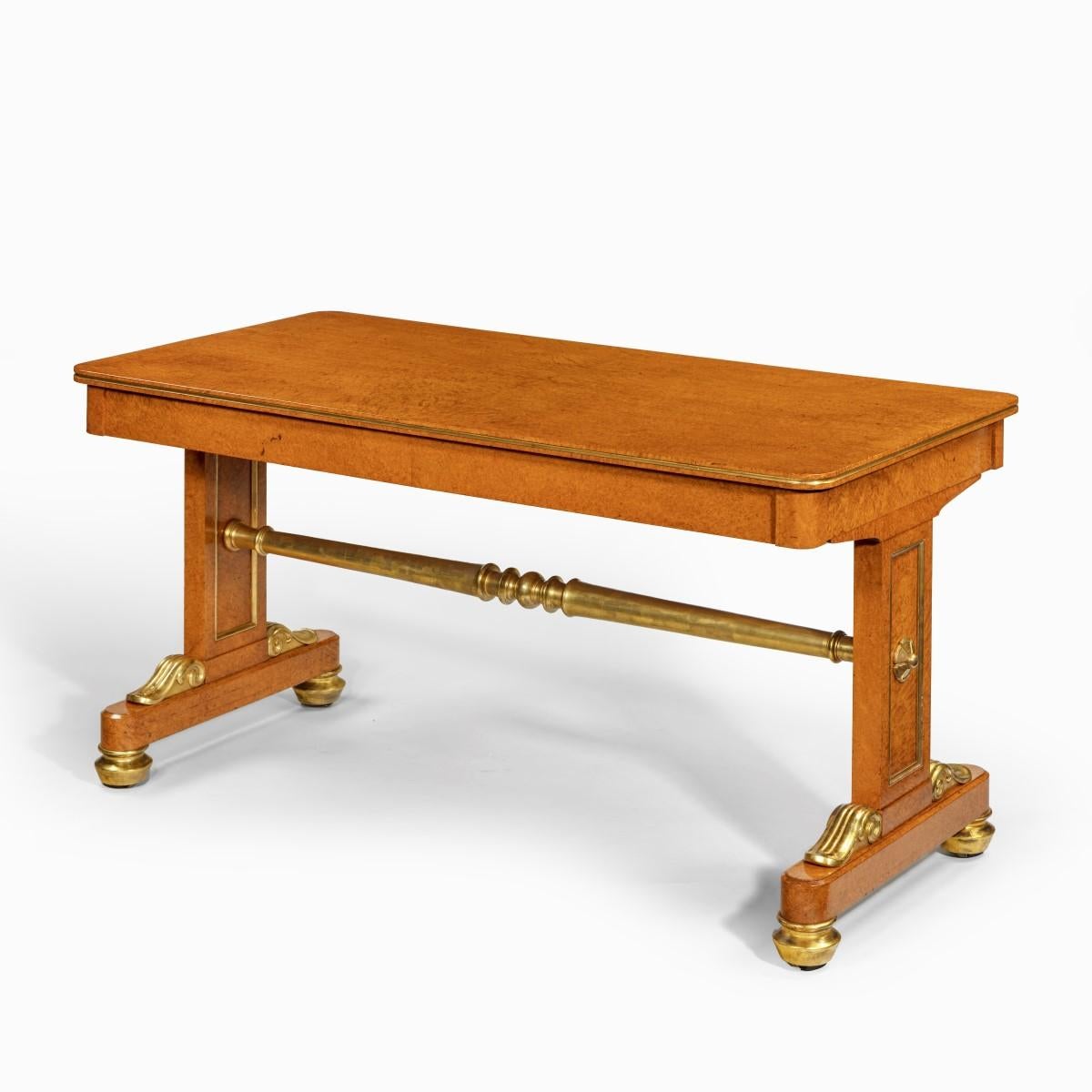 Amboine Table de bibliothèque de style Régence en amboyna et doré attribuée à Seddon et Morel en vente