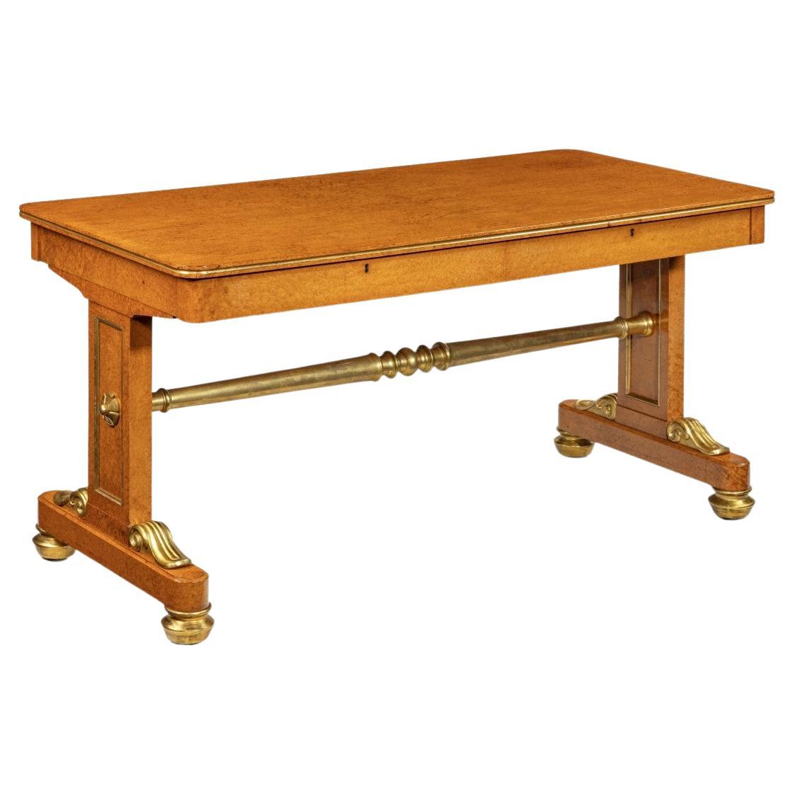 Table de bibliothèque de style Régence en amboyna et doré attribuée à Seddon et Morel en vente