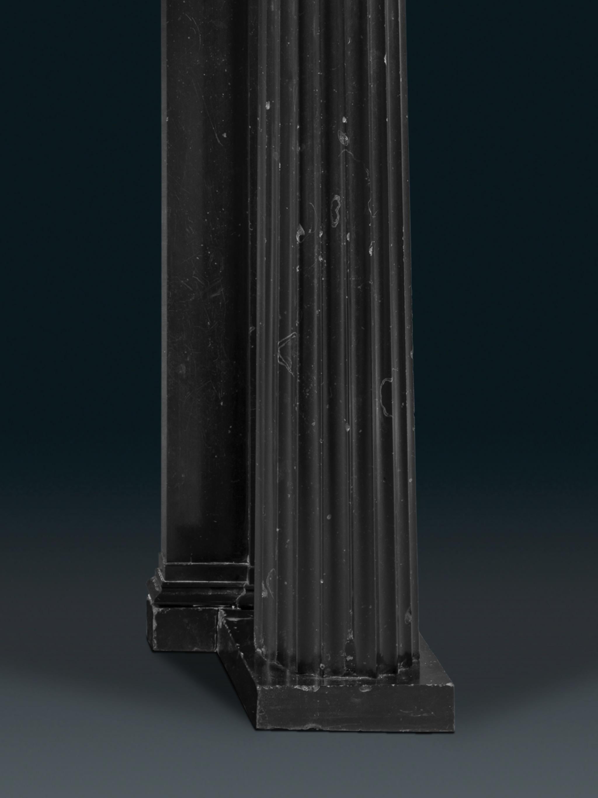 Sculpté à la main Cheminée en marbre noir belge de la Régence en vente