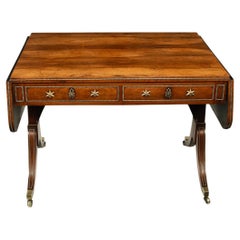 Une table de canapé Regency en bois de rose incrusté de laiton attribuée à Gillows
