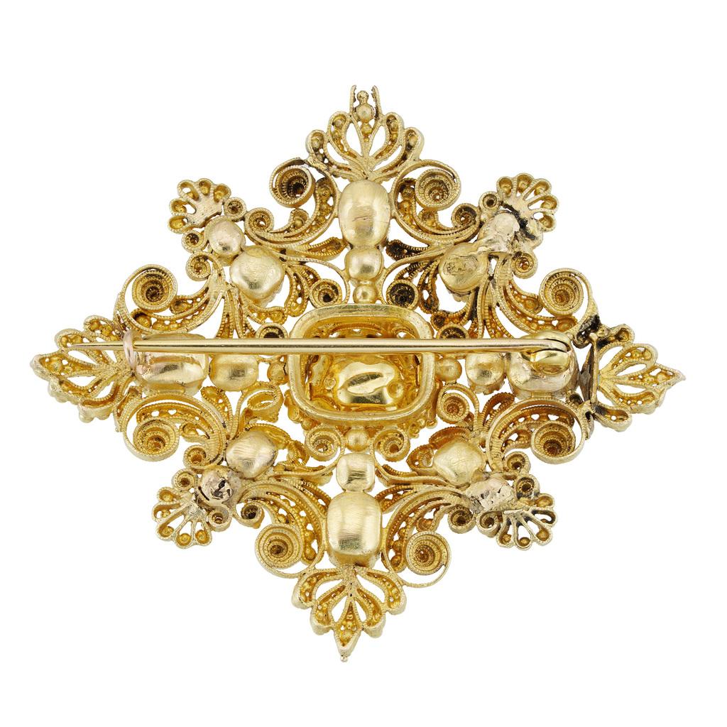 Broche en forme de croix sertie de pierres précieuses Cannetille de la Régence Bon état - En vente à London, GB