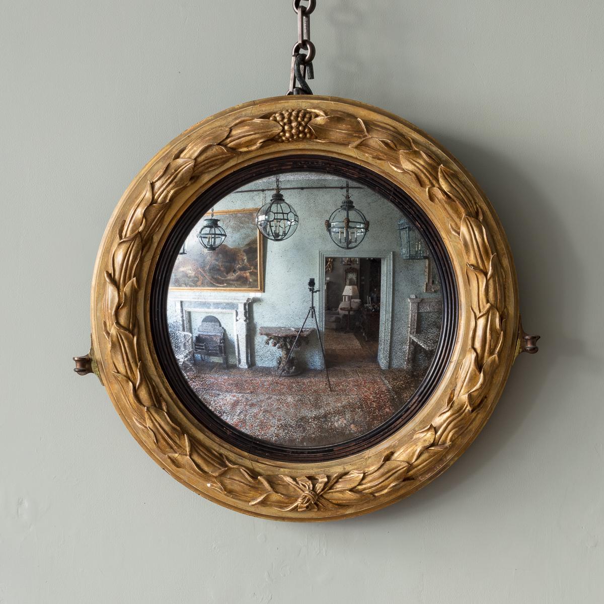 Konvexer Spiegel aus geschnitztem Giltwood im Regency-Stil

Zusätzliche Informationen:
Abmessungen: Durchmesser: 92 cm, 36 1/4″
Tiefe: 10 cm, 4″.