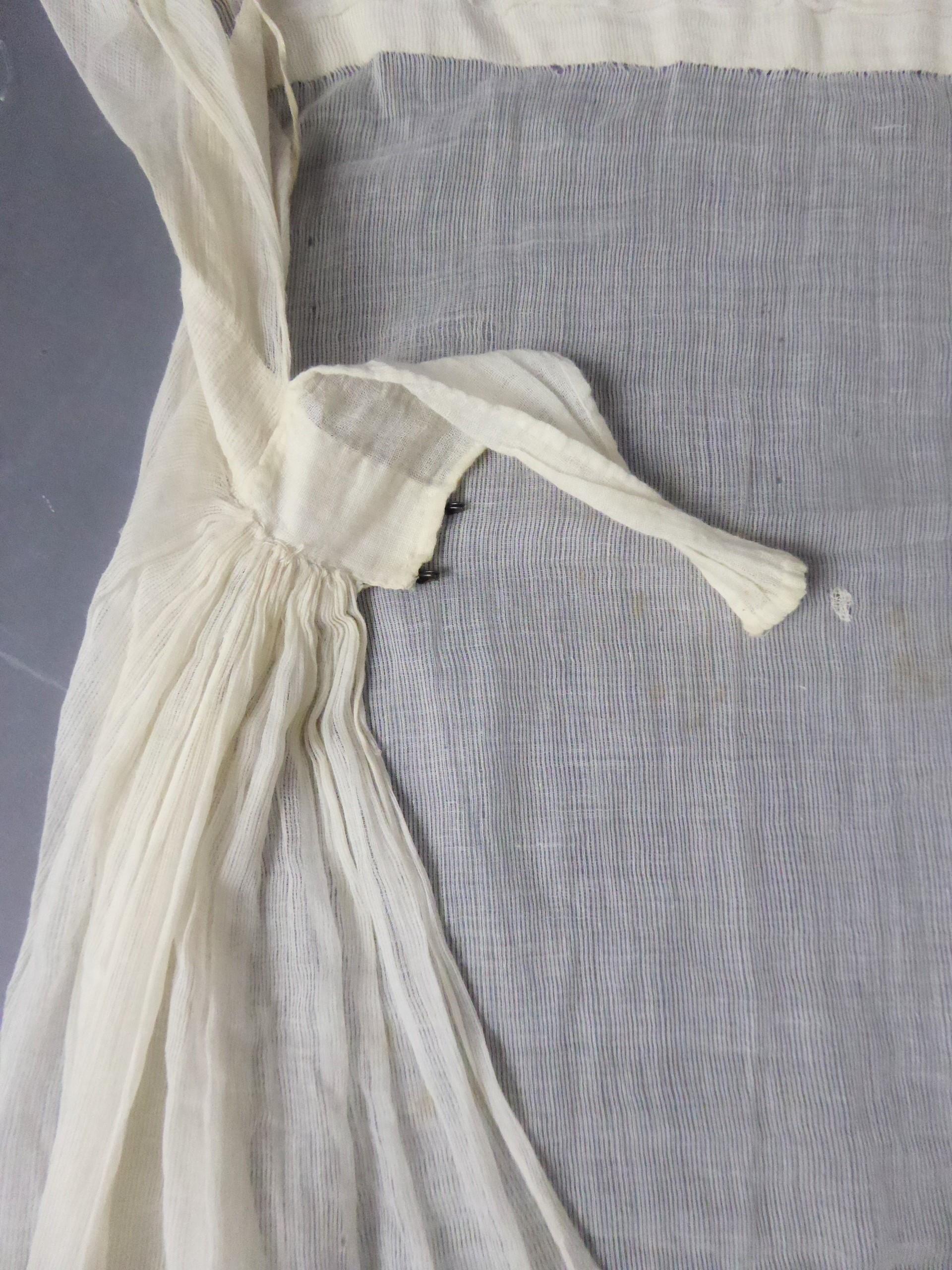 A Regency Cotton Voile Day Embroidered Summer Dress -France Circa 1815/1820 In Good Condition For Sale In Toulon, FR