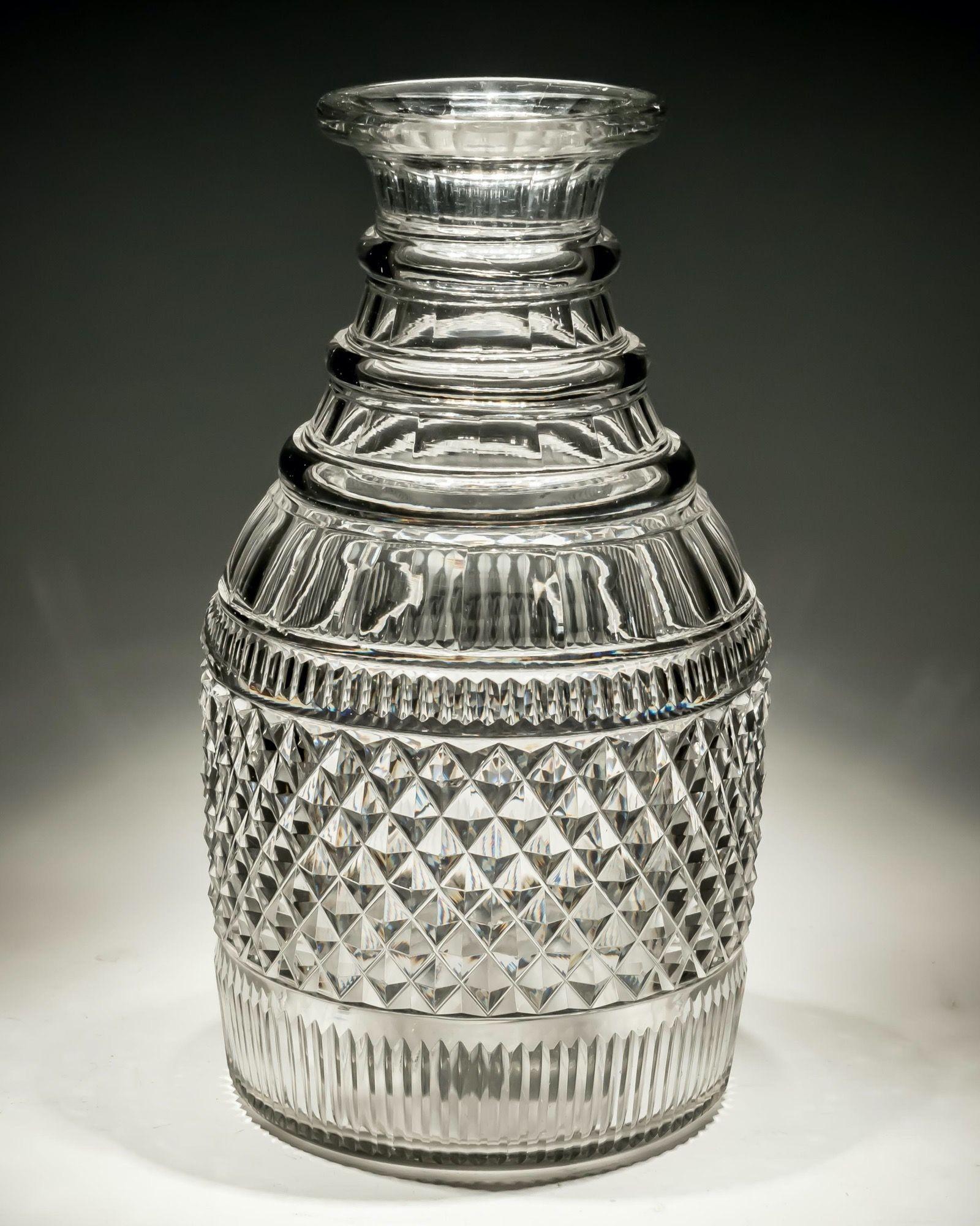 A Regency magnum carafe with diamond, slice and flute cutting.
Measures: Height 24.5 cm (9 3/4