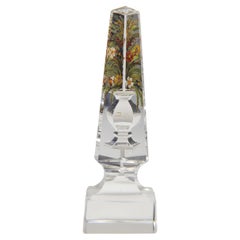 Prisma obelisco en miniatura de cristal tallado de la Regencia con ilusión óptica de urna