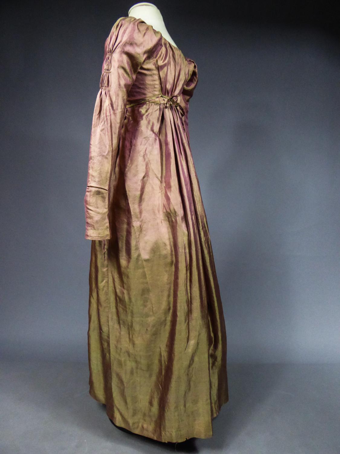 A Regency French Changing taffetas Silk day Dress - Napoleonic Era Circa 1810 2