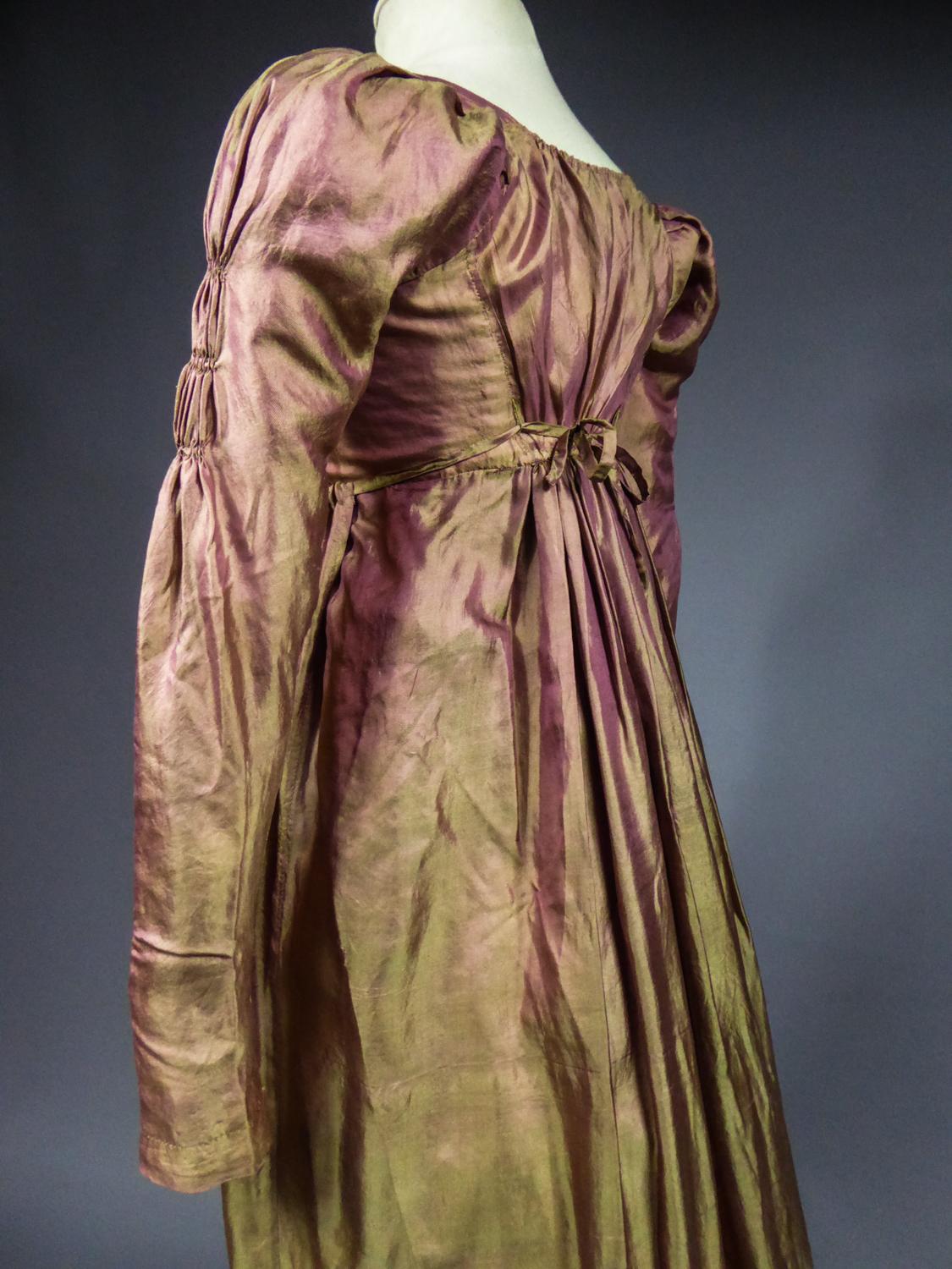 A Regency French Changing taffetas Silk day Dress - Napoleonic Era Circa 1810 3