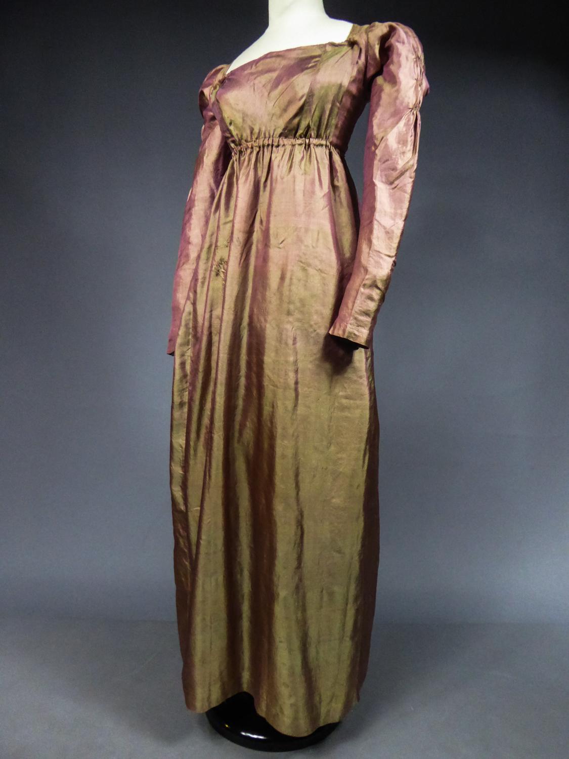 A Regency French Changing taffetas Silk day Dress - Napoleonic Era Circa 1810 4