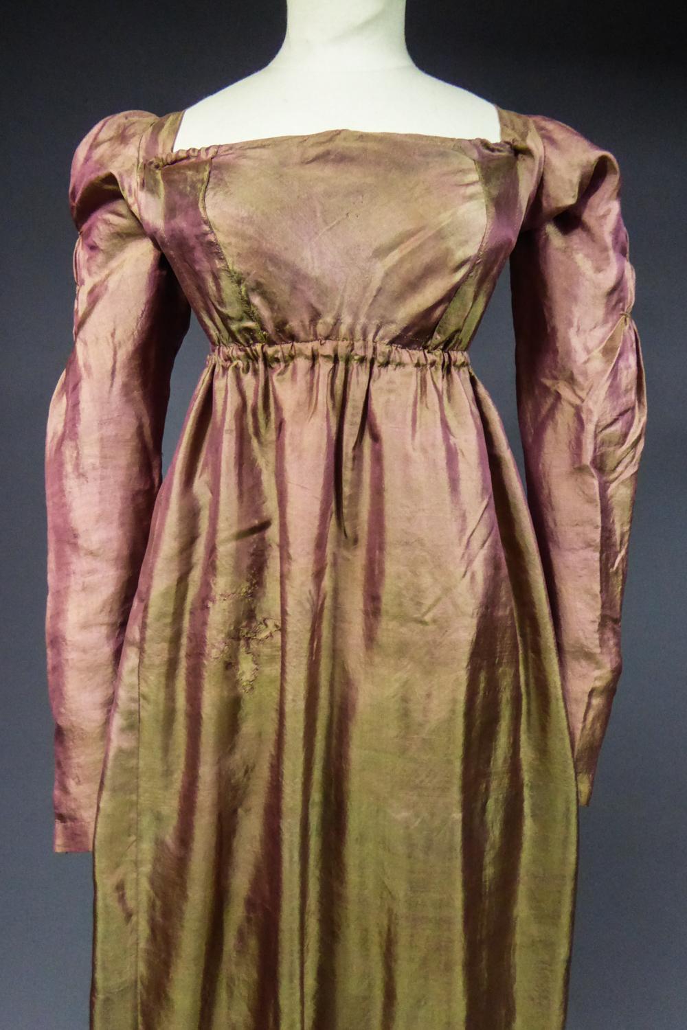 A Regency French Changing taffetas Silk day Dress - Napoleonic Era Circa 1810 6