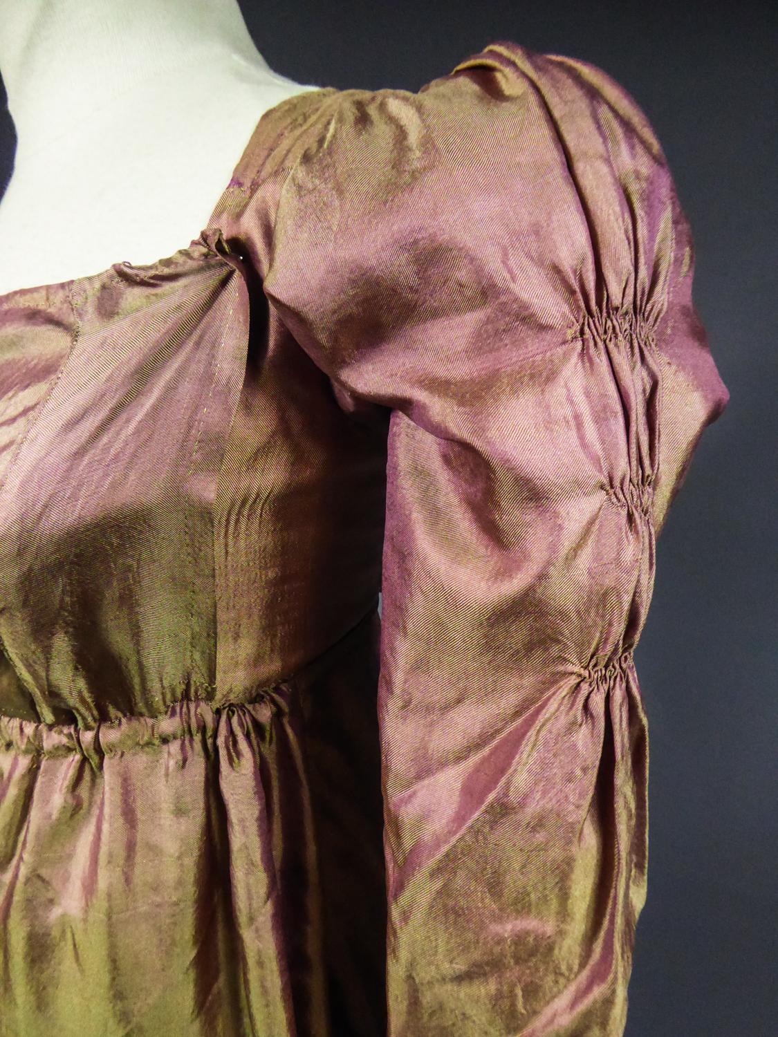 A Regency French Changing taffetas Silk day Dress - Napoleonic Era Circa 1810 7