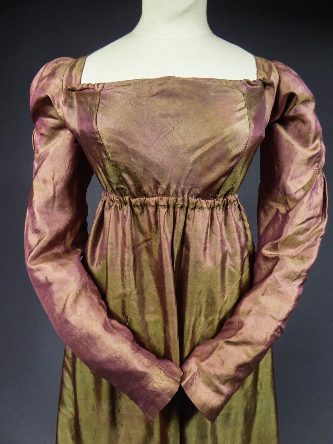 A Regency French Changing taffetas Silk day Dress - Napoleonic Era Circa 1810 8