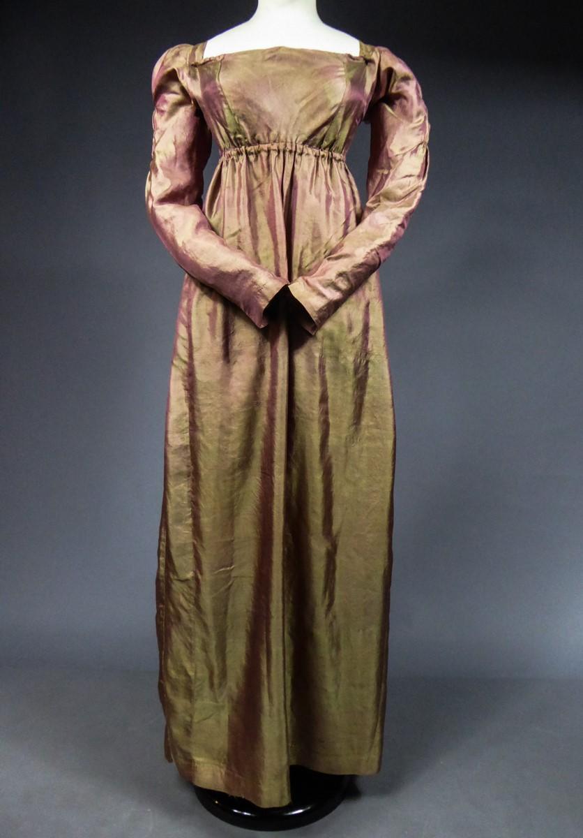 A Regency French Changing taffetas Silk day Dress - Napoleonic Era Circa 1810 10