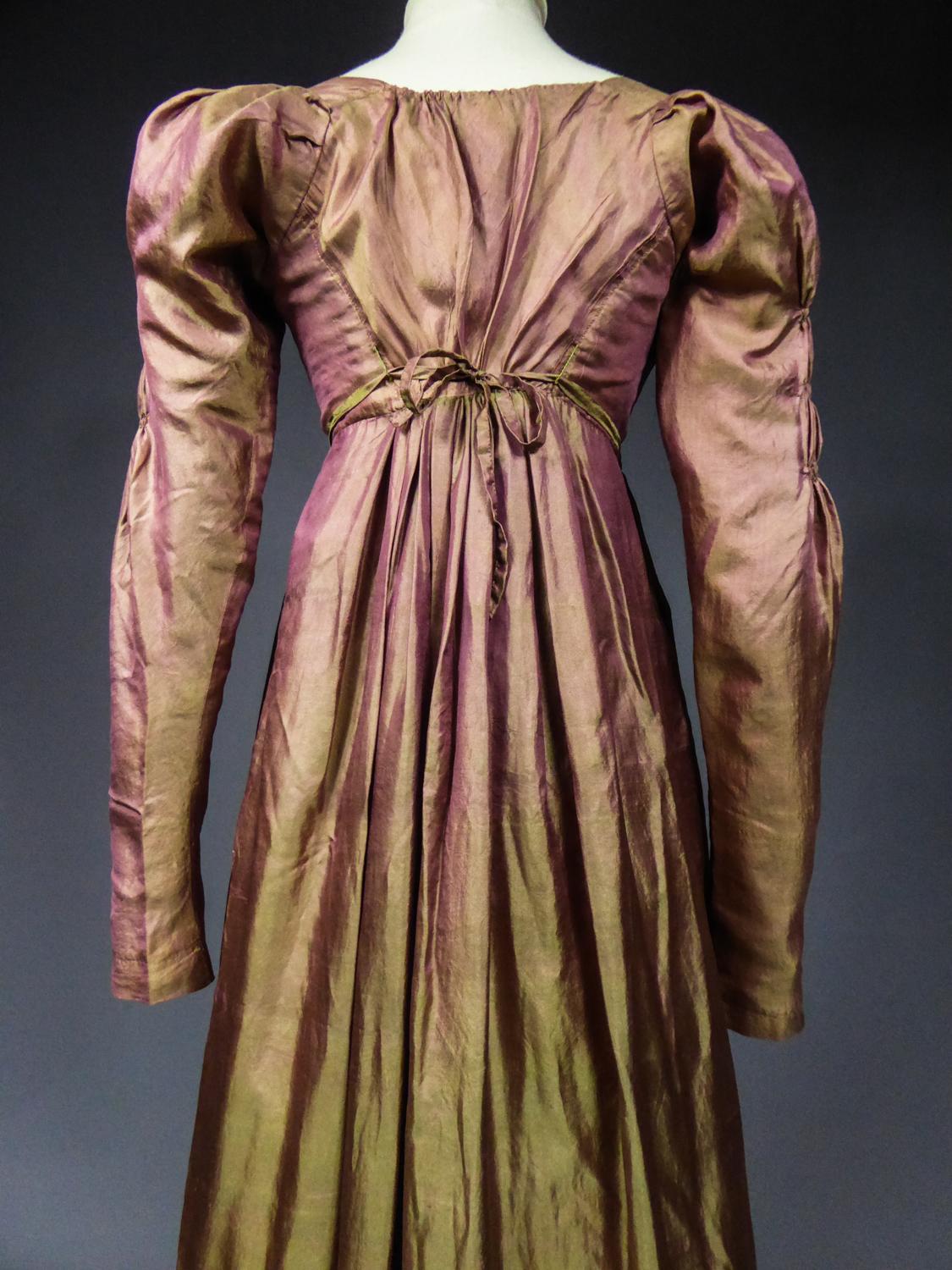 A Regency French Changing taffetas Silk day Dress - Napoleonic Era Circa 1810 In Good Condition In Toulon, FR