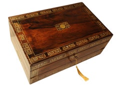 Un piano di scrittura Regency in legno di palissandro lavorato a mano con scomparti segreti