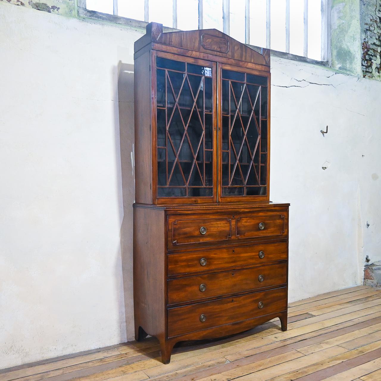 Ein Regency-Mahagoni-Sekretär-Bücherregal - um 1820.  Anzeige eines Sturzes 
Schreibpult, das einen eingebauten Innenraum umschließt.  Erhöht auf geformten, gespreizten Klammerfüßen.  
 
Höhe - 236cm 
Breite - 115cm breit 
Tiefe - 50cm tief 

Der