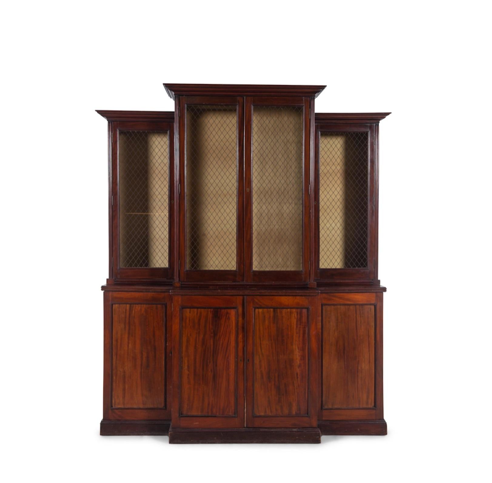 A Regency Mahogany Breakfront Bookcase 19th Century, Grilled Upper Doors. 1820 In Good Condition For Sale In Buchanan, MI