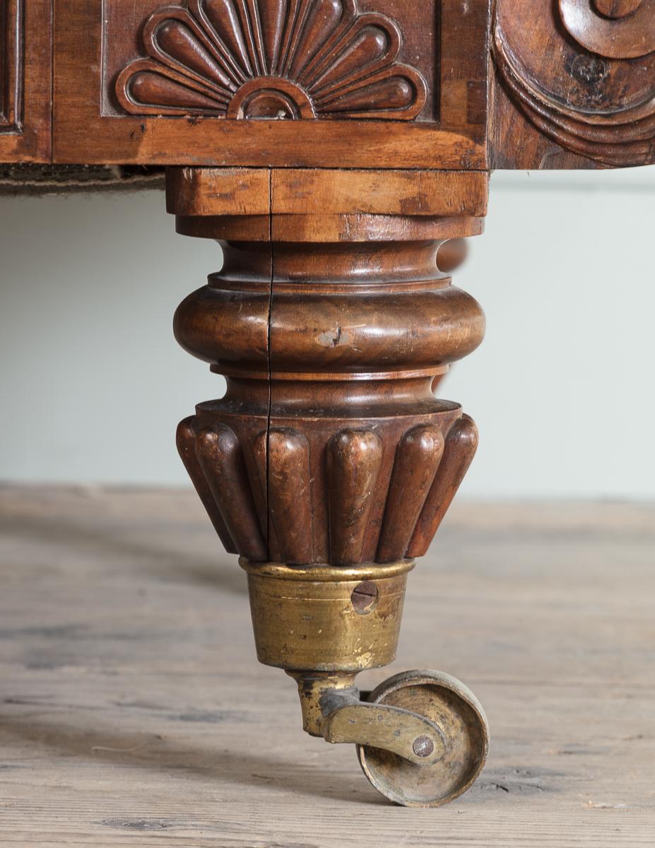 Un divano Regency in mogano con chiusura a scorrimento

Con fronte in legno intagliato, su gambe tornite e scanalate con rotelle in ottone.

Altezza: 88 cm, 34 5/8″
Larghezza: 222 cm, 87 3/8″
Profondità: 85cm, 33 1/2″