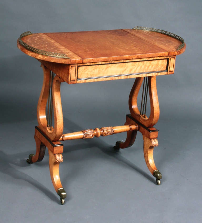 Regency Ahornholz Leier-End Spieltisch, um 1825 (Englisch) im Angebot