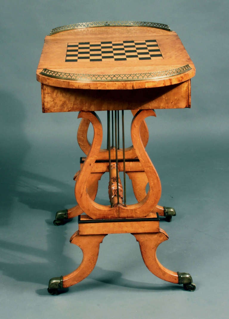 Regency Ahornholz Leier-End Spieltisch, um 1825 (19. Jahrhundert) im Angebot