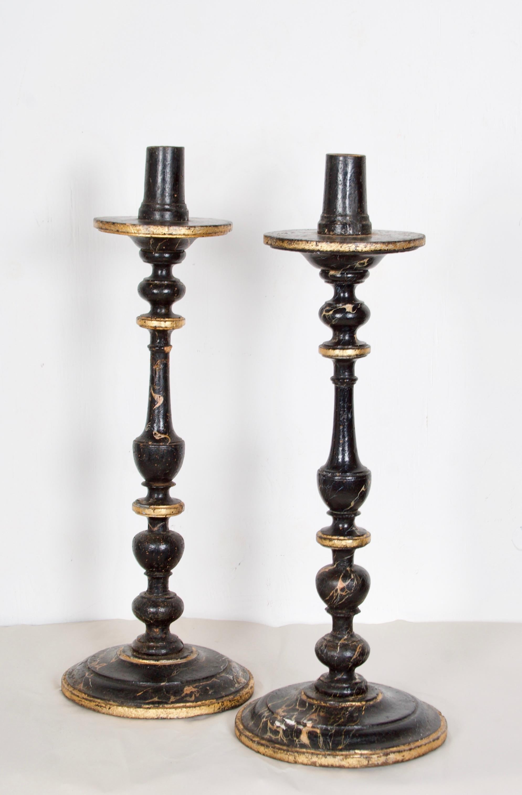 Cet ensemble de grands chandeliers, ou torchères, aurait pu être des torchères à piqûre de bougie Church.
Elles accueillent de grandes bougies de cire d'environ 1