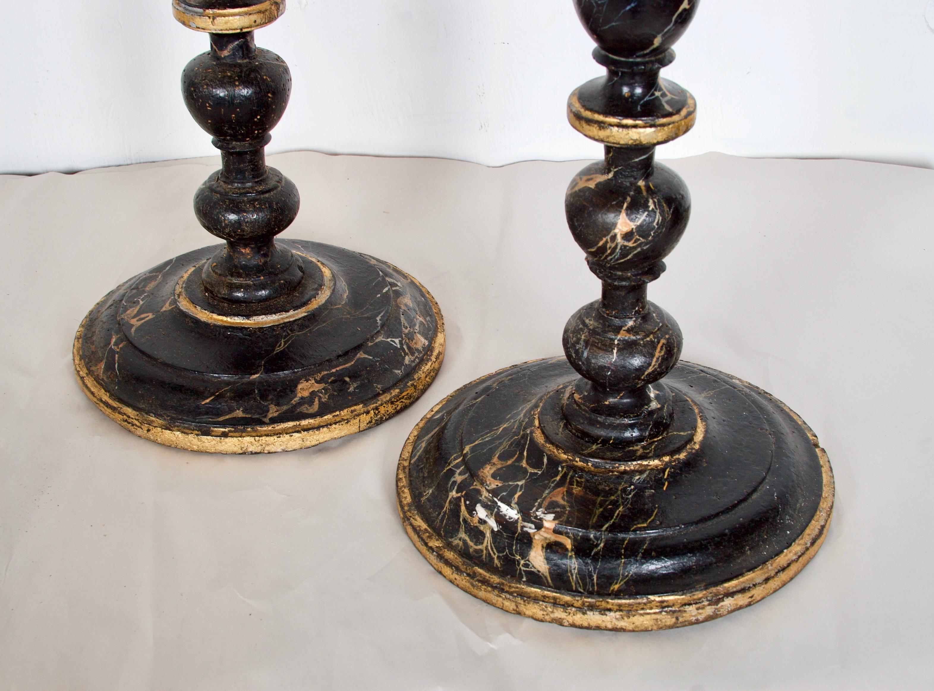 Regency Paire de torchères à bougie en faux marbre de style Régence en vente