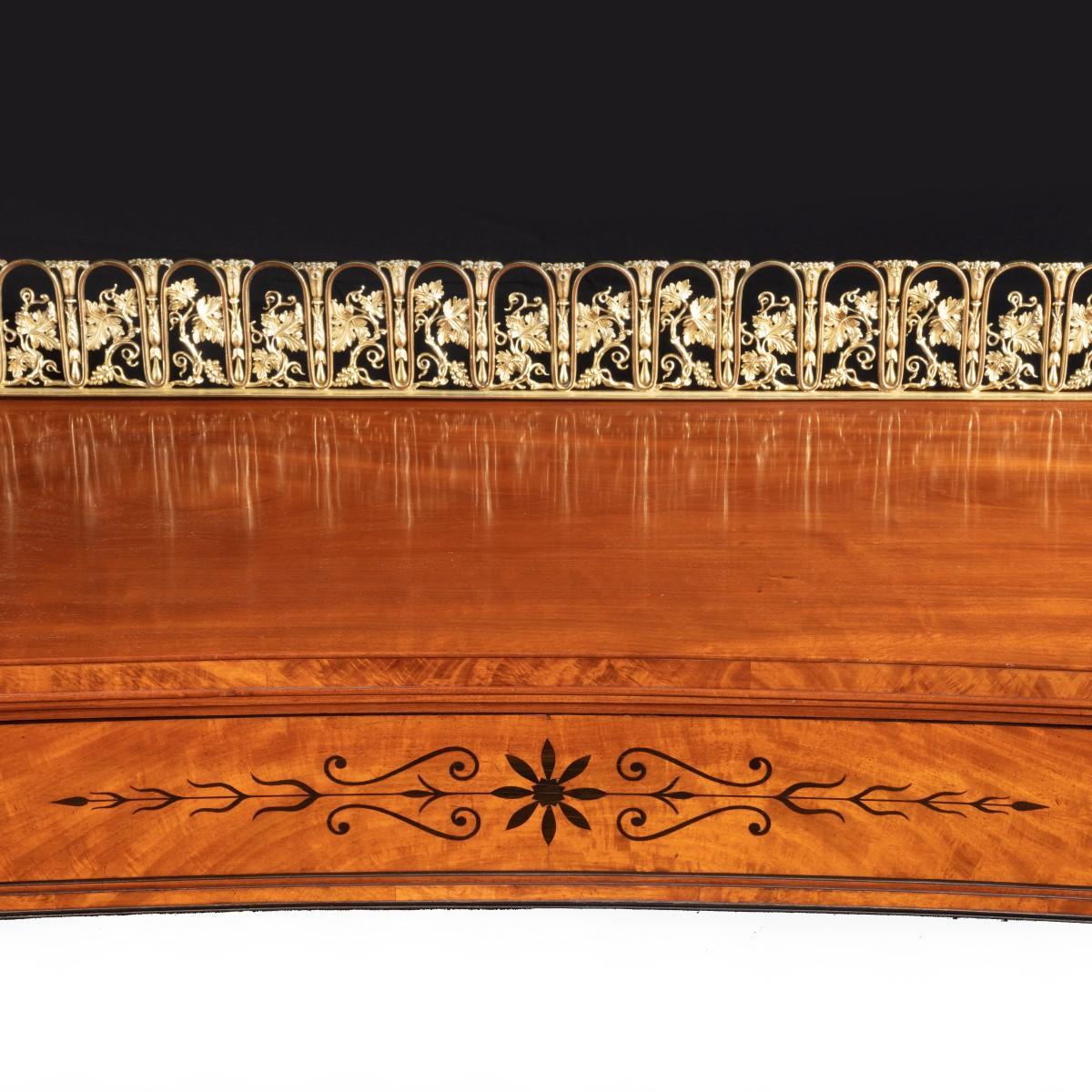 Sideboard aus blassem Mahagoni im Regency-Stil mit Sockel (19. Jahrhundert) im Angebot