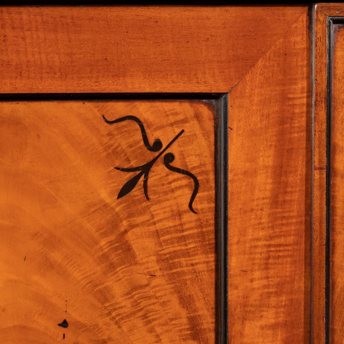 Credenza con piedistallo in mogano chiaro Regency in vendita 1